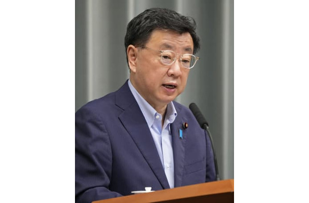記者会見する松野官房長官＝24日午前、首相官邸