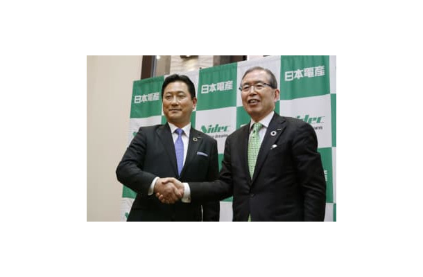 2020年2月、握手を交わす日本電産の関潤氏（左）と永守重信氏＝京都市