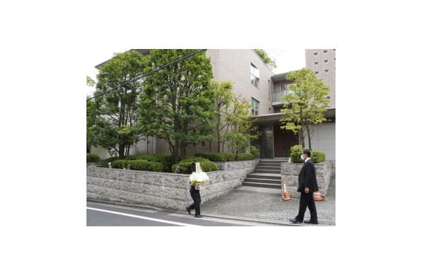 四十九日法要が営まれた安倍元首相の自宅＝25日午前、東京都渋谷区