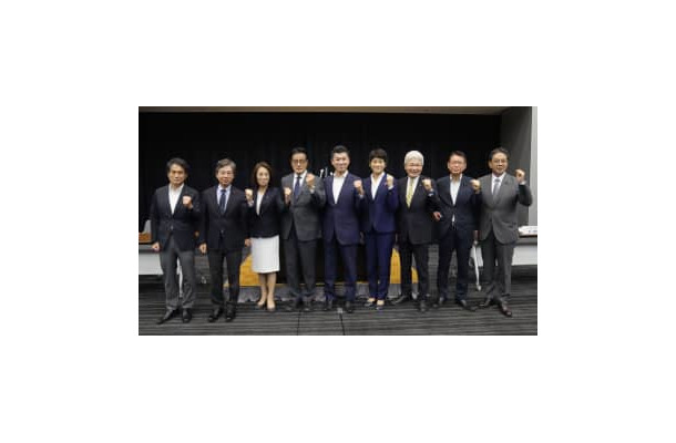 立憲民主党の両院議員総会を終え、記念写真に納まる（左から）大串選対委員長、安住国対委員長、（1人おいて）岡田幹事長、泉代表、西村代表代行、逢坂代表代行、長妻政調会長ら＝26日午前、国会