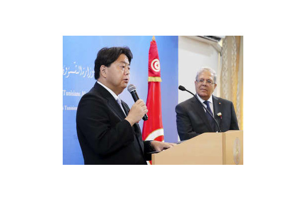チュニジアのジェランディ外務・移民・在外チュニジア人相（右）と共同記者発表をする林外相＝26日、チュニス（外務省提供）
