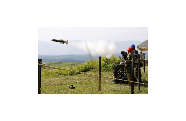 「01式軽対戦車誘導弾」を発射する陸上自衛隊員＝28日午前、熊本県山都町の陸上自衛隊大矢野原演習場