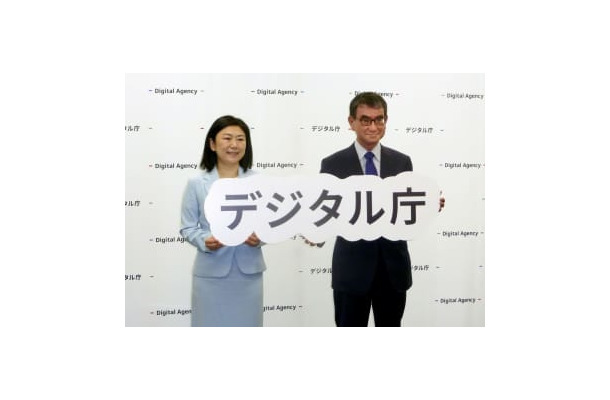 17日、デジタル庁での就任式で記念撮影に応じる河野デジタル相（右）と牧島前デジタル相