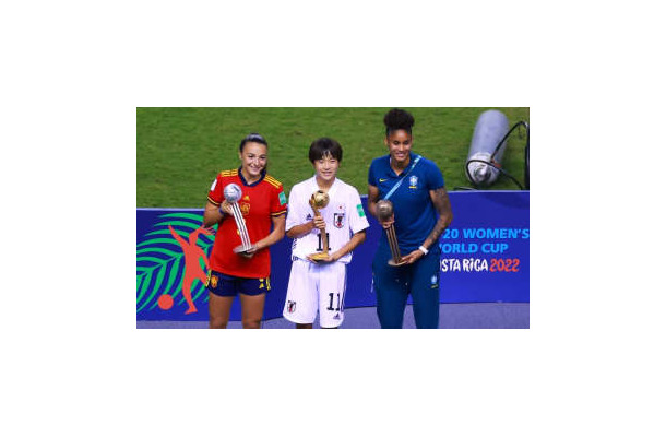 18歳の日本女子選手に頭ポンポン！U-20女子W杯でバズった「感動シーン」がこちら