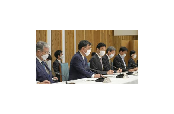 東京電力福島第1原発の処理水処分に関する関係閣僚会議で、あいさつする松野官房長官（左から2人目）＝30日午前、首相官邸
