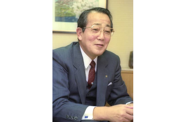 インタビューに答える京セラ会長時代の稲盛和夫さん＝1992年2月