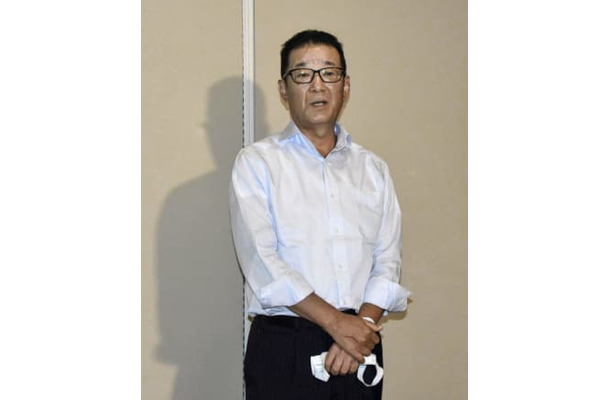 大阪市役所で記者団の取材に応じる日本維新の会前代表の松井一郎市長＝30日午後