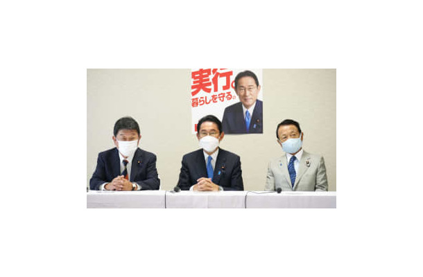 自民党の役員会に臨む（左から）茂木幹事長、岸田首相、麻生副総裁＝31日午前、東京・永田町の党本部