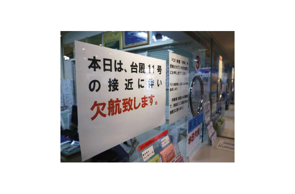 台風11号の接近で、フェリーが欠航となったことを伝える張り紙＝31日午後0時16分、那覇市の泊ふ頭旅客ターミナル