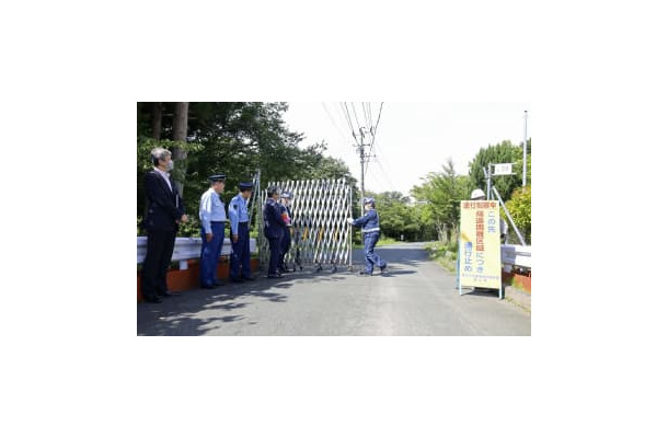福島県浪江町の特定復興再生拠点区域で開放されたゲート＝1日午前9時