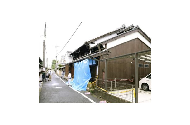 男女2人の遺体が見つかった奈良県天理市の住宅＝1日正午ごろ