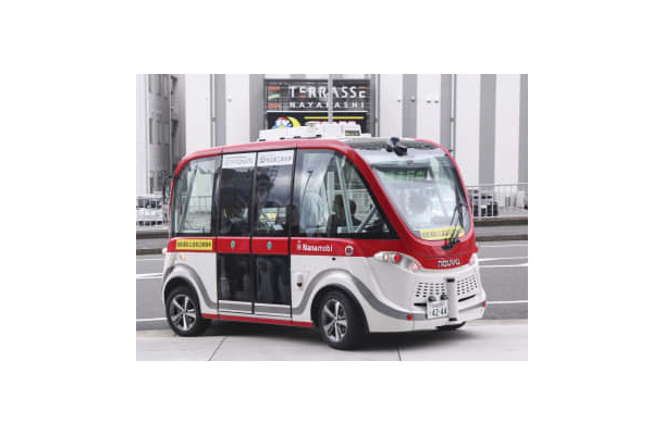 電気自動車の自動運転実証実験で使用するナビヤ社製の小型バス「アルマ」＝1日午後、名古屋市