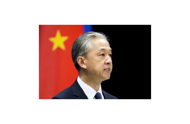 記者会見する中国外務省の汪文斌副報道局長＝1日、北京（共同）