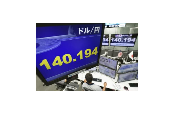1ドル＝140円台の円相場を示すモニター＝2日午前、東京・東新橋の外為どっとコム