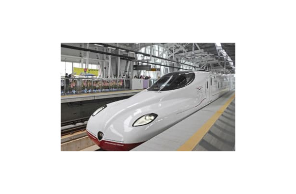 走行試験で新大村駅に入線する西九州新幹線の新車両「かもめ」＝5月