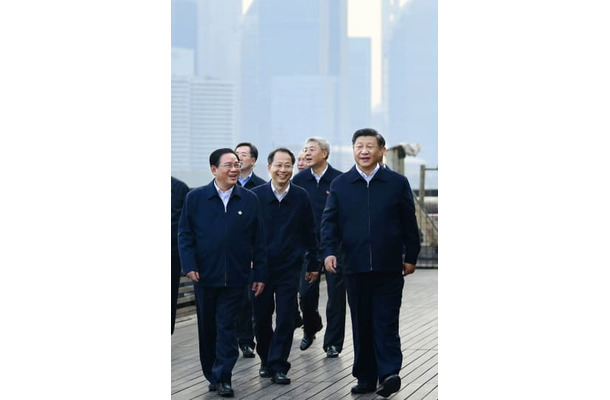 中国上海市を視察する習近平国家主席（右端）。手前左は上海市トップの李強・市共産党委員会書記＝2019年11月（新華社＝共同）