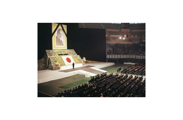 1967年10月31日、吉田茂元首相の国葬で弔辞を述べる佐藤栄作首相＝東京・日本武道館
