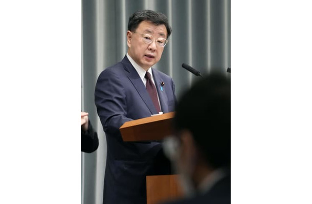 記者会見する松野官房長官＝5日午前、首相官邸