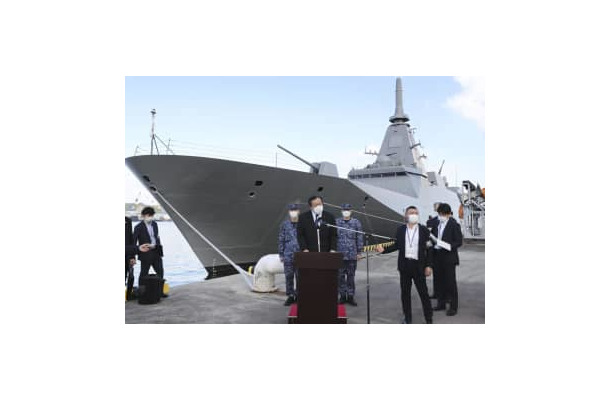 視察を終え、記者の質問に答える浜田防衛相（中央）。奥は新型護衛艦「もがみ」＝5日午後、神奈川県横須賀市の海上自衛隊横須賀基地（代表撮影）
