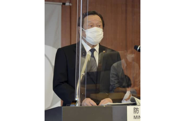 記者会見で質問に答える浜田防衛相＝6日午前、防衛省