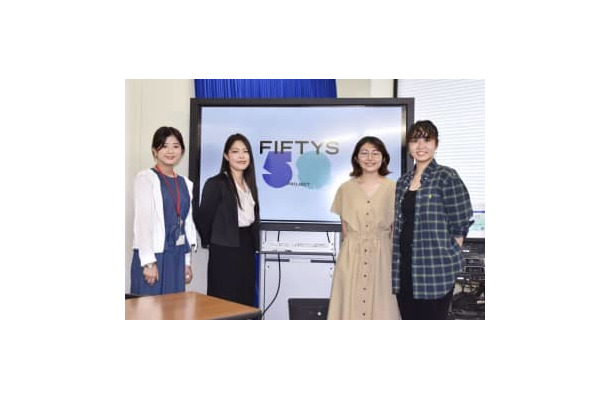 記者会見で女性候補者を支援する運動「FIFTYS　PROJECT」を発表した能條桃子さん（右から2番目）ら＝6日午後、厚労省