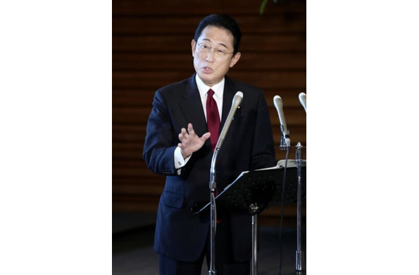 記者団の取材に応じる岸田首相＝6日午後、首相官邸