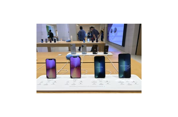アップルのスマートフォン「iPhone（アイフォーン）」の新型「13」シリーズの4機種＝2021年9月、東京都内