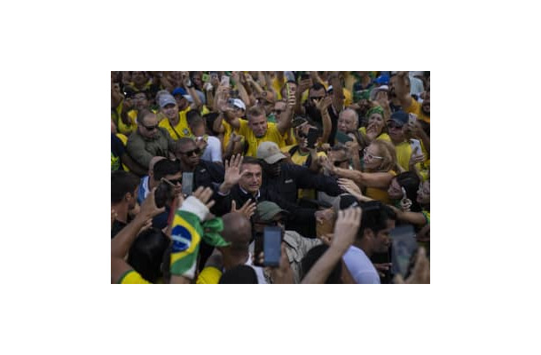 7日、ブラジル・リオデジャネイロで、支持者にあいさつするボルソナロ大統領（AP＝共同）