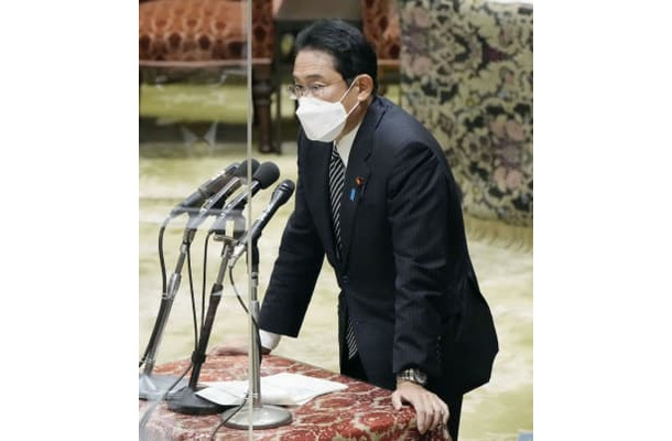 衆院議運委で答弁する岸田首相＝8日午後