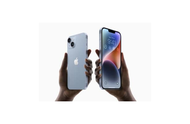 米アップルが発売するiPhone「14」（左）と「14プラス」（同社提供・共同）