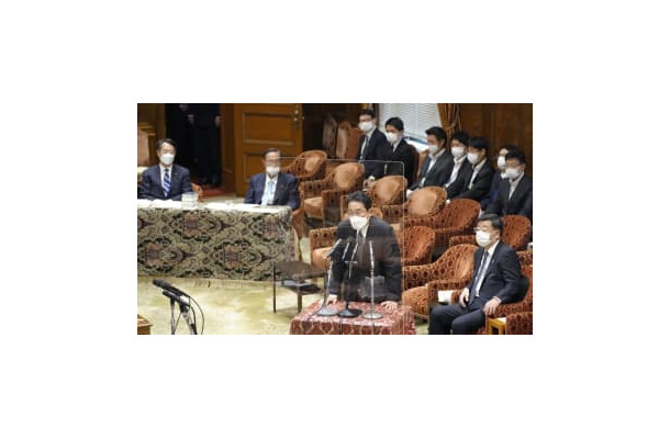 衆院議運委で答弁する岸田首相＝8日午後