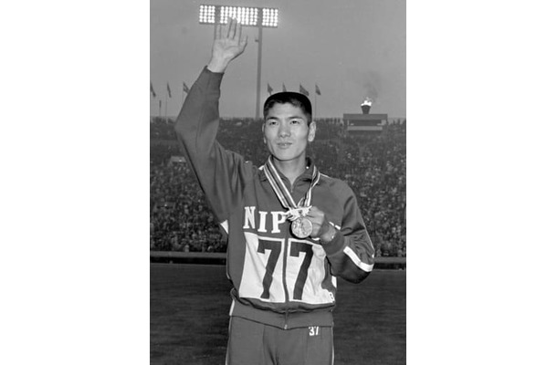 1964年10月、東京五輪男子マラソンで銅メダルを獲得した円谷幸吉さん＝国立競技場