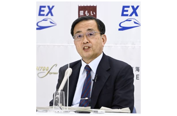 記者会見するJR東海の金子慎社長＝8日午後、名古屋市