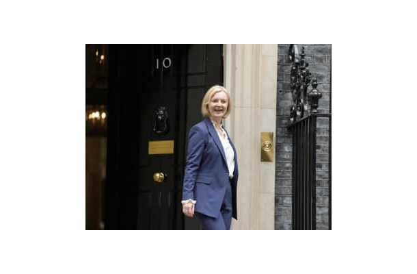 英議会に向かうため首相官邸を出るトラス首相＝7日（AP＝共同）