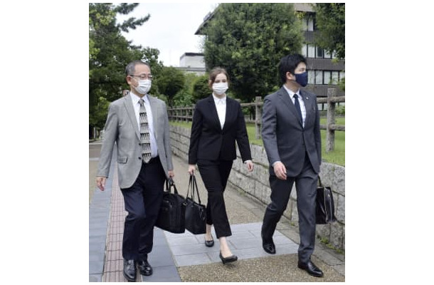 提訴のため奈良地裁へ向かうウクライナ人女性（中央）ら＝9日午前
