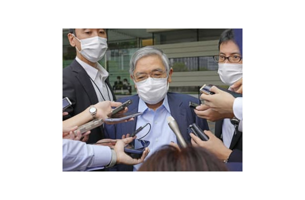 岸田首相との会談後、取材に応じる日銀の黒田東彦総裁＝9日午後、首相官邸