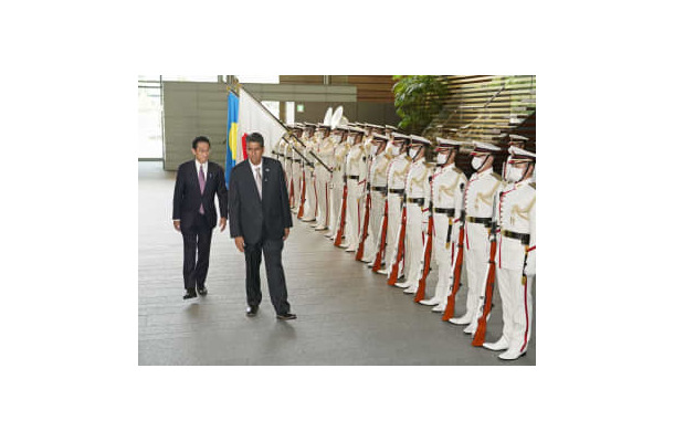栄誉礼を受けるパラオのウィップス大統領。左は岸田首相＝9日午後、首相官邸
