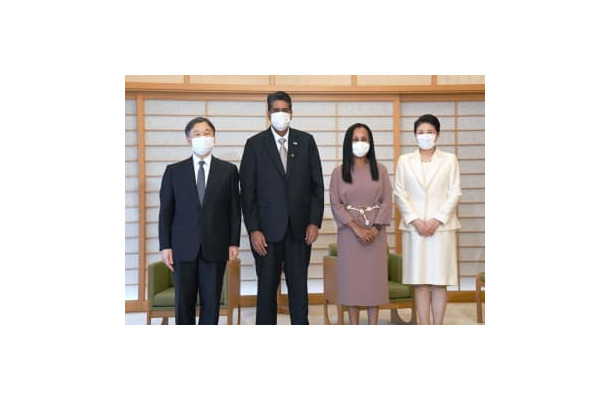 パラオのウィップス大統領夫妻との会見前に記念撮影に臨まれる天皇、皇后両陛下＝9日午後、皇居・御所（代表撮影）