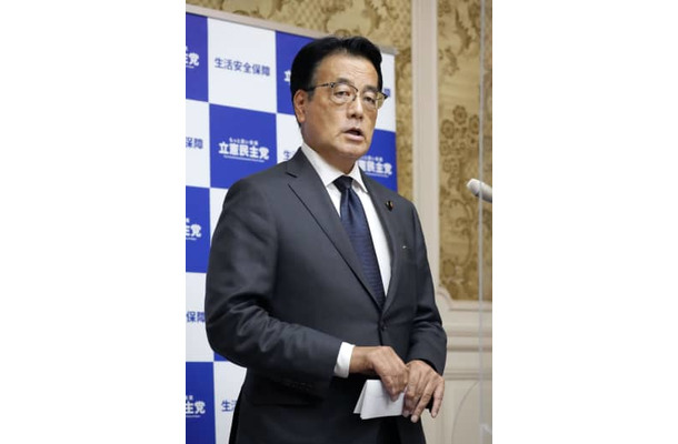 取材に応じる立憲民主党の岡田幹事長＝9日午後、国会