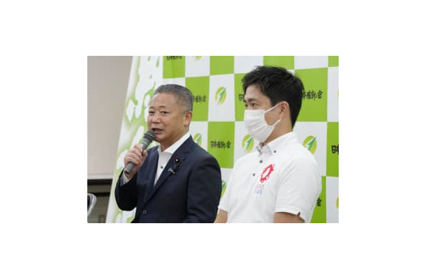 日本維新の会の常任役員会であいさつする馬場代表。右は大阪府知事の吉村洋文共同代表＝9日午後、大阪市