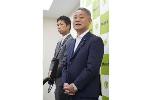 常任役員会を終え、記者の質問に答える日本維新の会の馬場代表。左は藤田幹事長＝9日午後、大阪市