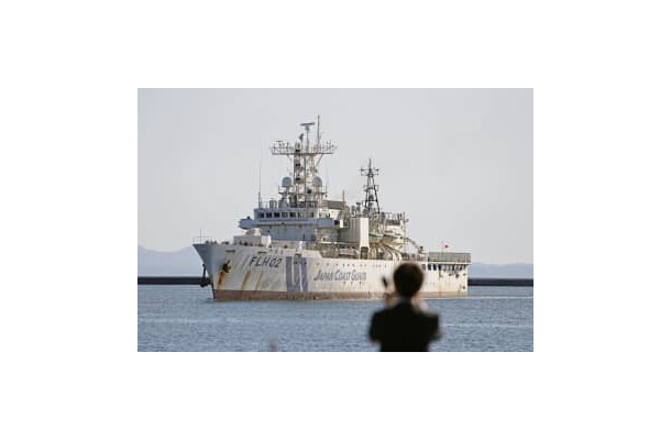 北海道の小樽港に入港する第1管区海上保安本部の巡視船＝10日午前