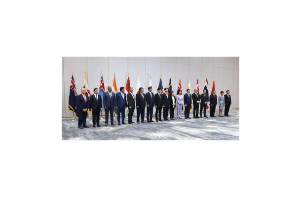 IPEFの閣僚級会合で集合写真に納まる各国の閣僚ら＝8日、ロサンゼルス（共同）
