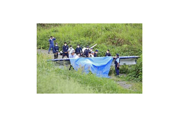 利根川の河川敷に墜落した軽飛行機＝10日午後0時56分、群馬県玉村町