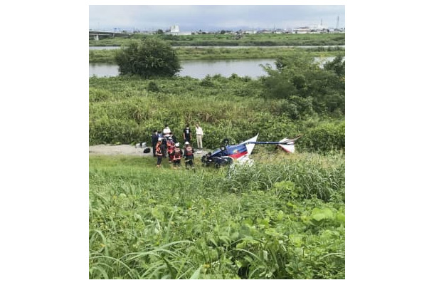 墜落した超軽量飛行機を調べる警察官ら＝10日午前10時49分、群馬県玉村町