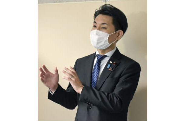 記者団の取材に応じる自民党の石橋林太郎衆院議員＝11日午後、広島市