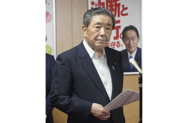 取材に応じる自民党の森山選対委員長＝11日夜、東京・永田町の党本部