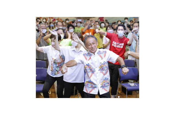 沖縄県知事選で再選を決め、支援者らとカチャーシーを踊る玉城デニー氏（手前）＝11日午後8時4分、那覇市