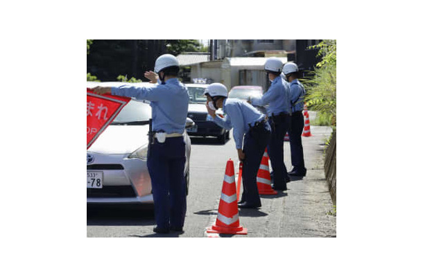 女児が置き去りにされた駐車場付近で検問を実施し、情報提供を求める静岡県警の捜査員＝12日午前、静岡県牧之原市