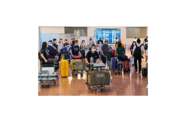羽田空港に到着した外国人観光客ら＝7日
